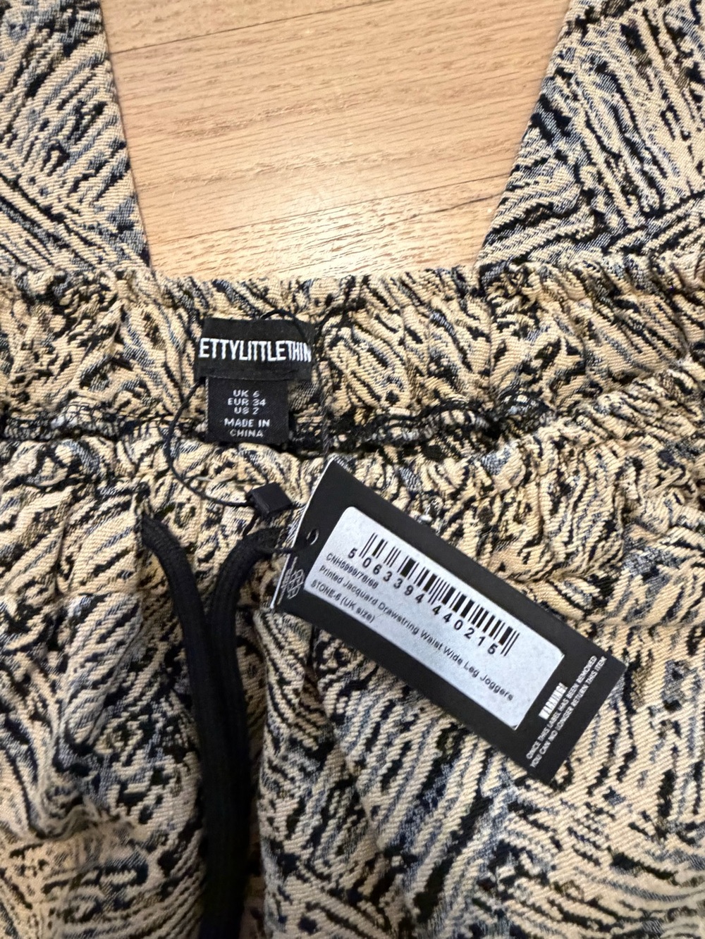 PrettyLittleThing Patterned Drawstring Pants - Picture 3 of 4